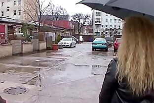Teeny auf der Strasse angesprochen und fuer Geld gefickt 16 min