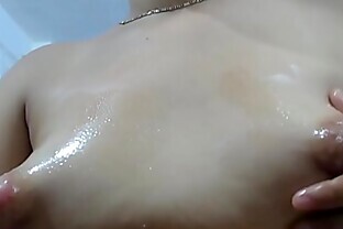 mulher brincando com o mamilo torpedo na webcam 30 min