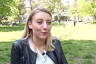 Ersties: Heiße deutsche Amateurin masturbiert vor Kamera