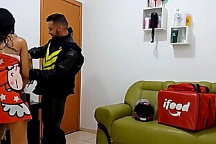 ENTREGADOR DE APLICATIVO TRANSANDO COM GOSTOSAS QUE PEDIU LANCHES ( videos completos em xvideos RED )
