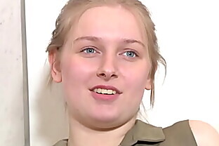 19-jährige deutsche Blondine masturbiert mit dickem Dildo