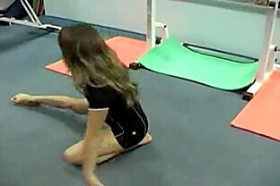 Flexible gymnast gets fucked