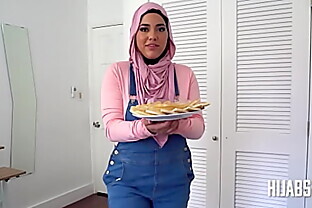 Chubby Girl In Hijab Offers Her Virginity On A Platter - POV