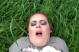 BBW TEENY WIRD OUTDOOR GEFICKT WEIL SIE PISSEN WOLLTE UND BEKOMMT CREAMPIE