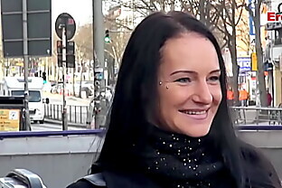 DEUTSCHES FITNESS MODEL ABGESCHLEPPT AUF DER STRAßE ZUM FREMDGEHEN