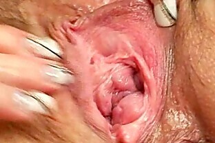Older amateur squeezing her pussy muscles