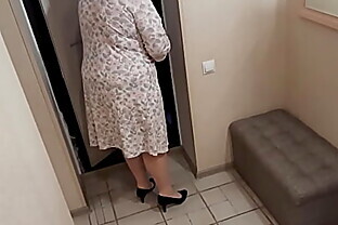 Slut housewife seduces delivery boy