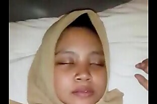 indonesian cewek jilbab dientot part 1 480p
