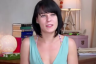 Ersties: Single Marie nimmt 2 Toys zur Hand