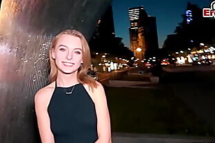 Süße deutsche blonde Teen mit kleinen Titten beim echten Sextreffen