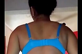 Esposa nalgona en tanga azúl
