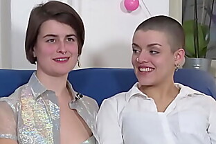 Ersties: Luna S. und Tumpie lecken und fingern sich gegenseitig zum Orgasmus