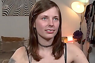 Ersties: Masochist Sam treibt es mit Womanizer und Dildo