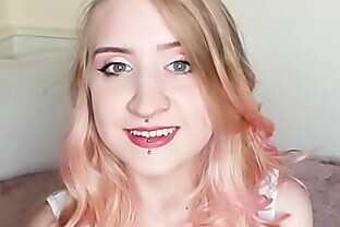 Aurora Shakes Her Ass For Us