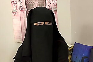 Niqab babe needs to learn Czech
