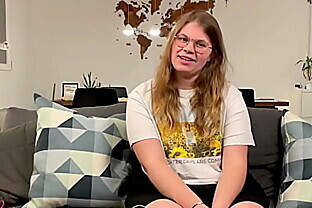 Aufgeregtes 18 jähriges Teen Girl Lina Love das erste mal vor der Kamera.