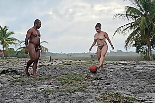 O JOGO DE FUTEBOL ESTAVA MUITO CHATO MELHOR E TRANSAR