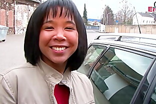 Deutsch asiatische teen von neben an auf der Straße angesprochen für Orgasmus Casting