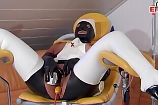 Deutsche BDSM Domina beim Fetisch Treffen mit Usern