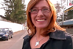 Deutsche alte Hausfrau angesprochen auf der Straße zum Sex Casting