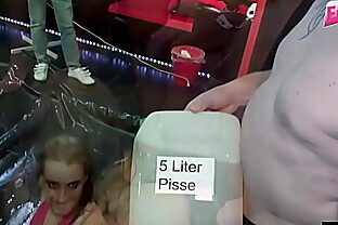 Deutsche extreme Piss Party im swinger club mit viel urin