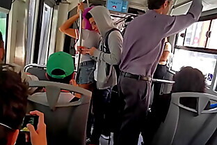 Comenzo como un arrimón en el metrobus y termine montada encima de su verga (Twitter: @Hyperversos2)
