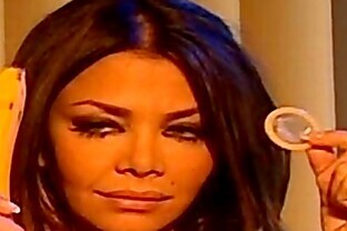Deutsche MILF Kader Loth strippt fuer dich als Sex Agentin
