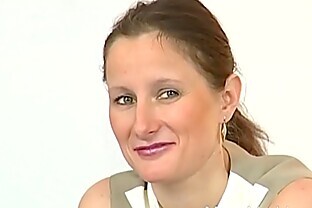 Domina mit Hängetitten masturbiert