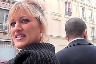 Bonne milf blonde gangbang devant son mari, pour Noël [Full Video]