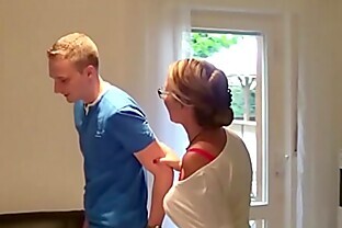 MILF fickt mit dem Pizza Jungen und ihr Mann guckt zu