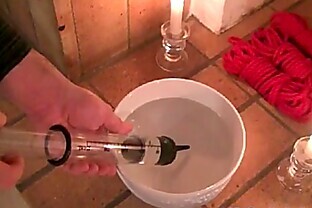 Seringue enema pour un lavement BDSM