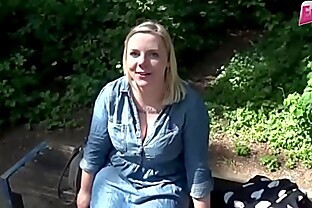 Deutsches Normales Mädchen von nebenan zum Dreier abgeschleppt im Park