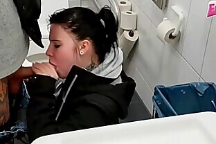 Deutsche Ex Freundin fickt auf einer Toilette ganz normales mädchen