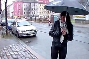 Teeny wird auf der Strasse angesprochen und fuer Geld gefickt