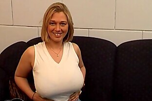 (dutch) Blonde moeder met grote tieten!