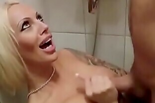 Deutsche MILF Kada Love mit Traum Body wird in der Dusche ueberrascht und gefickt