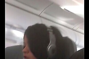 Dedando a esposa no avião