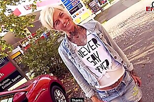 Blonde kurze haare tattoo Milf hat EroCom Date öffentlich und wird abgeschleppt zum Date