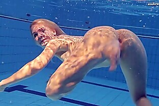 Hot Elena shows what she can do under water