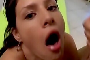 Maia Toscani chupando pija y se traga el semen