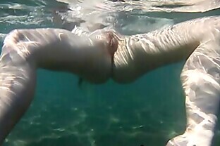 Cute Nastya is showing her beautyful body underwater