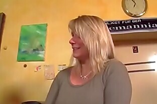 MILF Kellnerin direkt nach Feierabend in der Kneipe gefickt 15 min