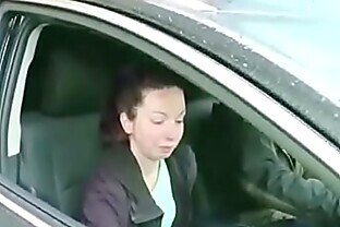 Junge Anhalterin bedankt sich bei ihm mit einem Fick 16 min