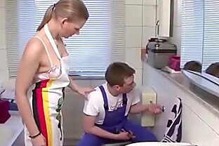 Mutti ueberredet den Azubi Handwerker ihren Arsch zu ficken 14 min