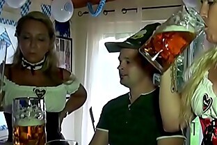 Mutti und Tante schenken Jungspund seinen ersten Fick 5 min