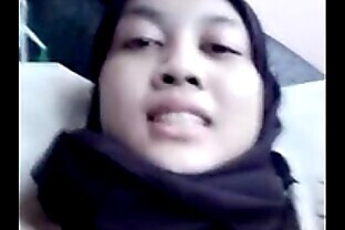 Hijaber cantik ngocok memek mulusnya karena udah sange 2 min