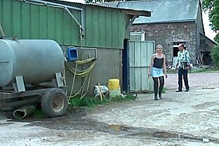 Mature francaise se fait bien defoncer le cul par Papy et ses potes de la ferme 46 min