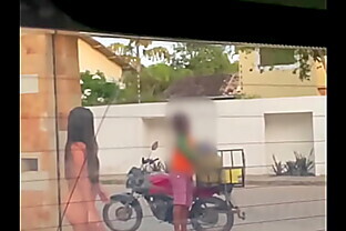 Esposa safada recebeu o entregador de água totalmente nua na porta de casa Praia de Pipa (RN) Luana Kazaki 2 min