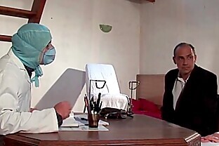 La vieille mariee se fait defoncee le cul chez le gyneco en trio avec le mari 35 min