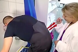 Teeny will ihren ersten Fick und da kommt der Klempner 15 min